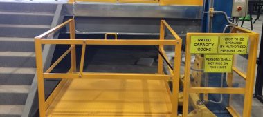 Hydraulic lift tables